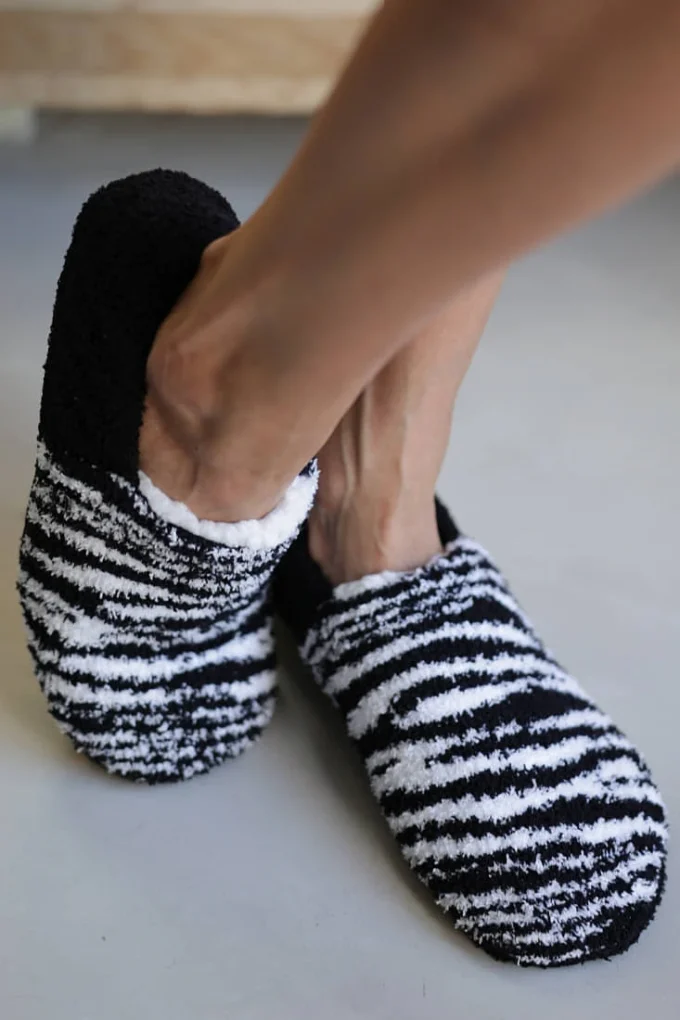 Γυναικεία καλτσοπαντόφλα με animal print και αντιολισθητική σόλα IDER